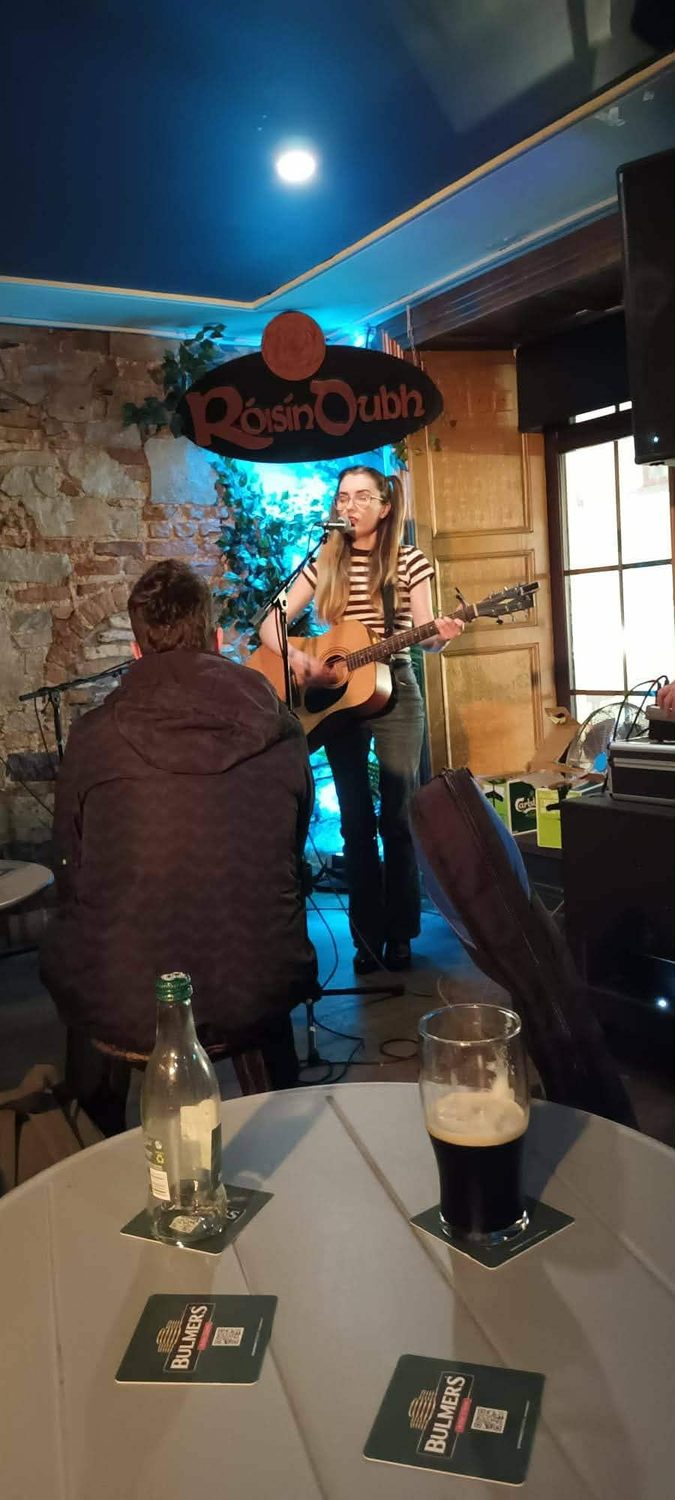 Wide view of Aimée's gig at the Róisín Dubh